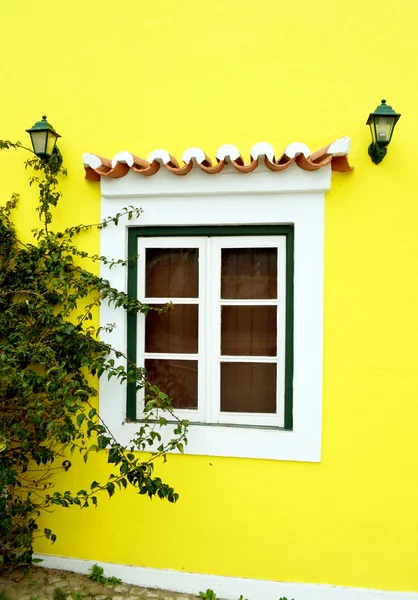 Typisch portugiesisches Fenster Stockbild