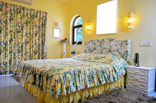 Yellow floral bedroom — Stock Photo, Image