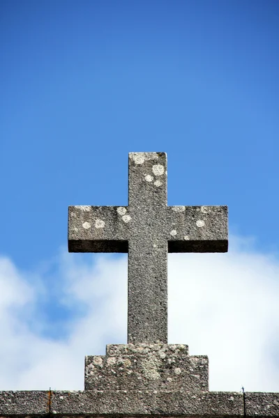 Granit kamień krzyż — Zdjęcie stockowe