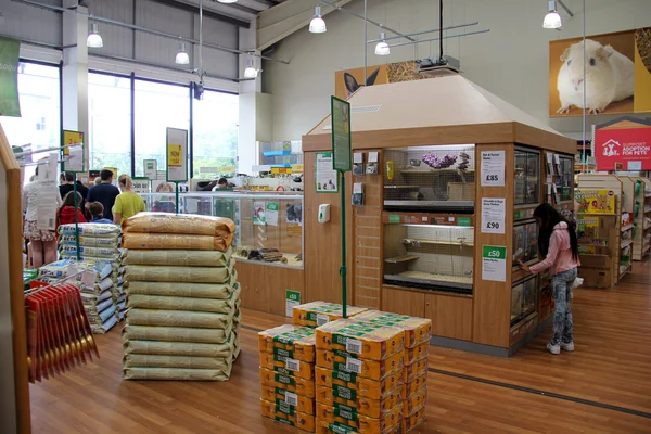 Huisdier producten in een huisdier supermarkt. — Stockfoto