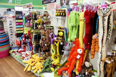 Evde beslenen hayvan bir süpermarkette evcil hayvan ürünleri.