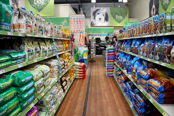 Huisdier producten in een huisdier supermarkt. — Stockfoto