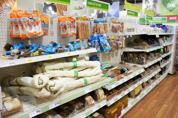 Productos para mascotas en un supermercado para mascotas . —  Fotos de Stock