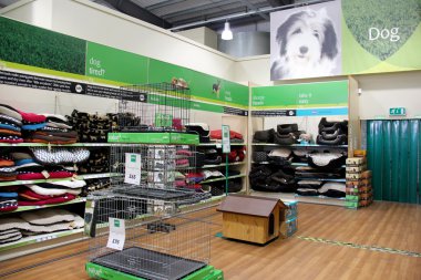 Köpek sepetleri ve evde beslenen hayvan bir süpermarket ürünleri.