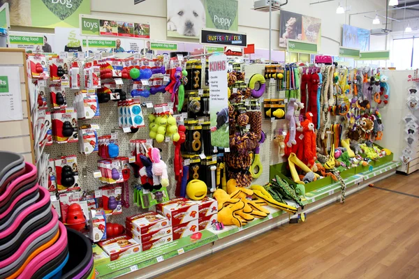 Huisdier producten in een huisdier supermarkt. — Stockfoto