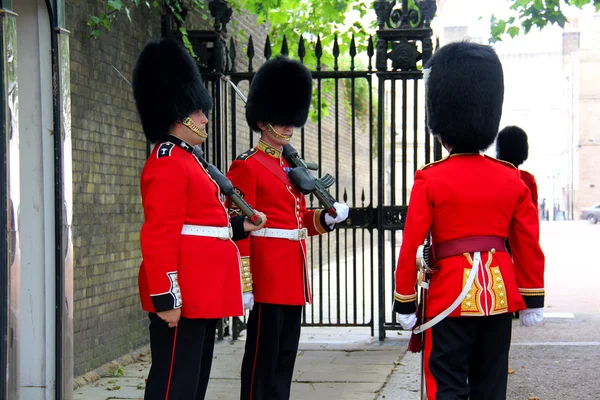 Buckingham Sarayı'ndaki Kraliyet muhafızları — Stok fotoğraf