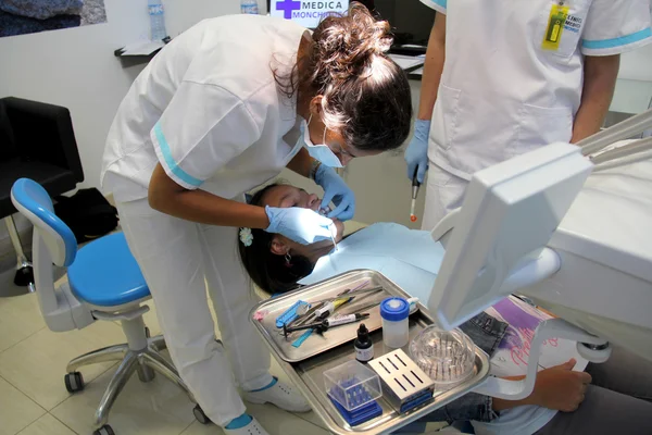 Dentiste au travail — Photo