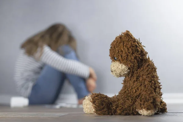 Psikolojik sağlık konsepti. Arka plandaki oyuncak ayı ve ergen kız bulanık. Çocuklar ve ergenler için psikolojik yardım, intiharlar ve ergenlik depresyonu