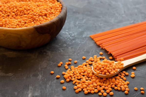 Uma Tigela Madeira Redonda Cheia Lentilhas Vermelhas Fica Uma Mesa — Fotografia de Stock