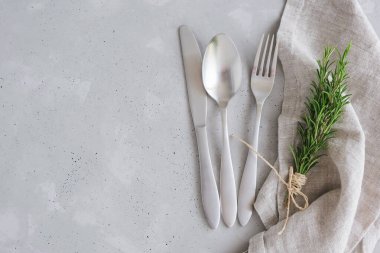 Yemek pişirme geçmişi. Beton bir masada çatal bıçak servisi. Bıçak, çatal, kaşıkla servis peçetesi ve biberiye. Yılbaşı sofrası..
