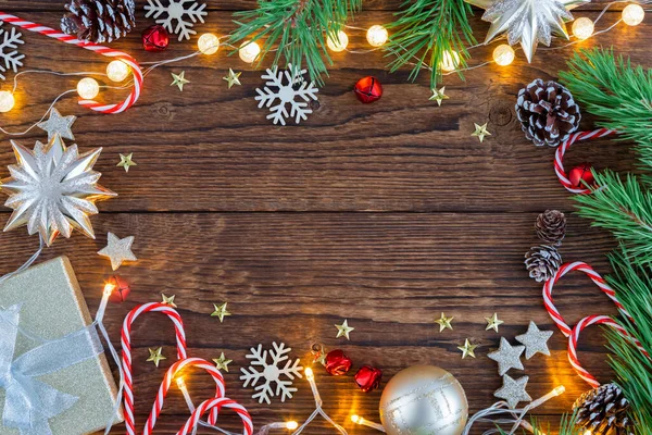 Ahşap üzerine Noel geçmişi. Noel oyuncakları, köknar dalları, konfeti, hediyeler ve Noel ağacı çelenkleri