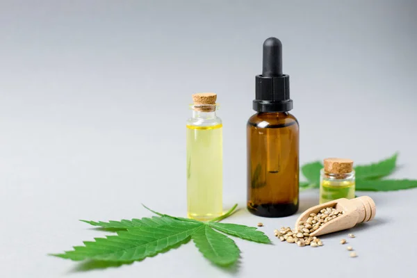 Serum şişesi, yağ kavanozu ve kenevir tohumu. Esrardan elde edilen ürünler. Doğal kozmetik ürünleri, yüz ve vücut bakımı. Boşluğu kopyala.