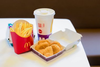 McDonalds restoranının menüsü. Cheeseburger, İçecek ve Tavuk McNuggets 'ın yanında çocuk menüsü. Atıştırma, öğle yemeği, kahvaltı zamanı. Çocuk menüsü. , Salzburg, Avusturya - Ekim 2020