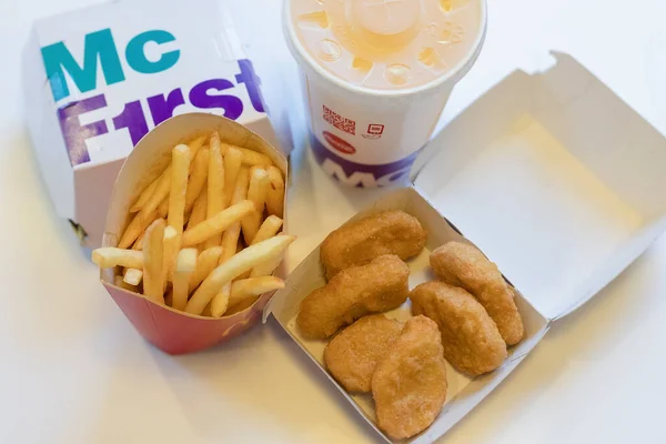 McDonalds 레스토랑에서 맛있는 식사 메뉴입니다. 해피밀 키즈 옆 치즈 버거, 음료, 치킨 맥 너겟. 간식, 점심, 아침먹을 시간이야. 어린이용 메뉴. 오스트리아 잘츠부르크, 2020 년 10 월 — 스톡 사진