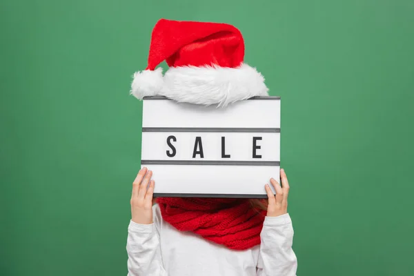 Verkoop, Kerstmis en Nieuwjaar winkelen. Een meisje met een verkoopbord in plaats van een hoofd. Gezichtsloze trend. Online winkelen tijdens de verkoopperiode. Close-up portret — Stockfoto