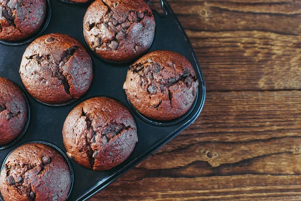 Ovanifrån av hemlagad nybakad choklad muffins, keks eller cupcakes på träbord med plats för text. Bageri, bageri, bageri. — Stockfoto