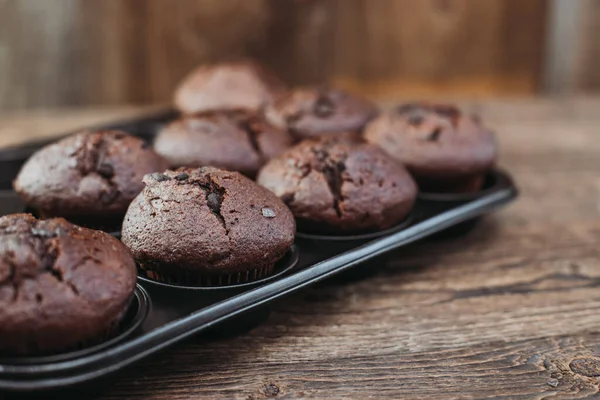 Ovanifrån av hemlagad nybakad choklad muffins, keks eller cupcakes på träbord med plats för text. Bageri, bageri, bageri. — Stockfoto