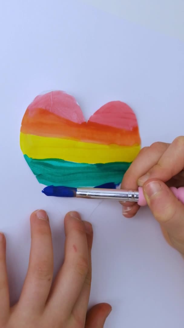 子供のクローズアップは、 lgbtシンボルで虹の色で心を描きます。バレンタインデー。自由恋愛。スローモーション — ストック動画