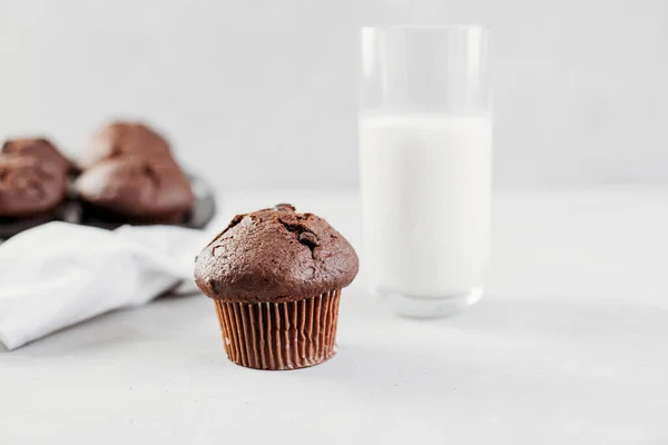 Concepto de mañana. Magdalenas de chocolate caseras o magdalenas con un vaso de leche. Lugar para el texto. Pasteles caseros o de panadería para el desayuno o la celebración —  Fotos de Stock