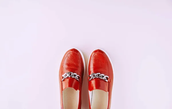 Vista superior de zapatos rojos de moda, mocasines, zapatillas sobre un fondo rosa. Moda, vestuario, zapatos. Copiar espacio —  Fotos de Stock