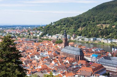 Eski Alman Avrupa şehri Heidelberg 'in panoramik manzarası. Avrupa 'da seyahat ve turizm