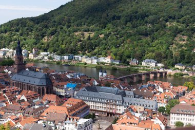 Eski Alman Avrupa şehri Heidelberg 'in panoramik manzarası. Avrupa 'da seyahat ve turizm