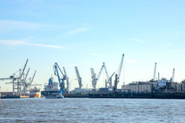 Liman, Hamburg Alman limanındaki konteyner terminali. Yükleme ve boşaltma için kargo gemileri demirli. Almanya, Hamburg - 17 Ocak 2020