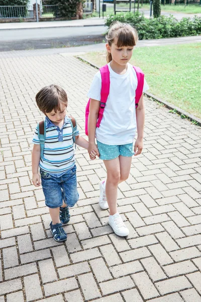 Sad sister and brother go to school. Children are sad about the end of the holidays and the beginning of the school year. Bad grade — Stock Photo, Image