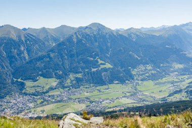 Yeşil vadileri ve büyüleyici köyleri ile Avustralya Alpleri 'nin güzelliğini gözler önüne seren manzaralı bir manzara.