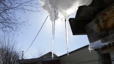 Eriyen buz sarkıtları bahar