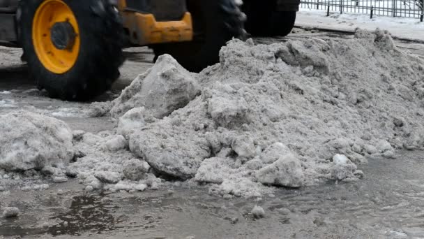 Nieg maszyny czyści brudny śnieg — Wideo stockowe