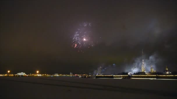 Saluer Janvier 27, 2016 en l'honneur de l'anniversaire de la levée complète du blocus de Leningrad — Video