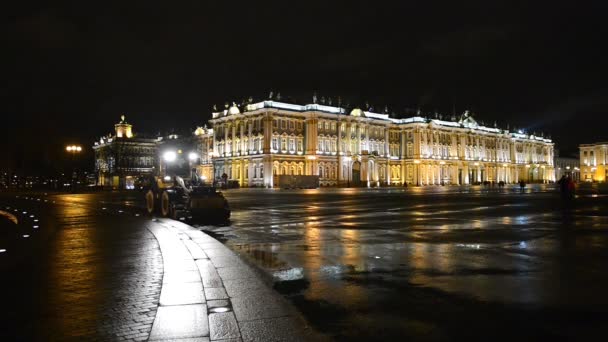 Reinigungsmaschine auf dem Schlossplatz in St. petersburg — Stockvideo