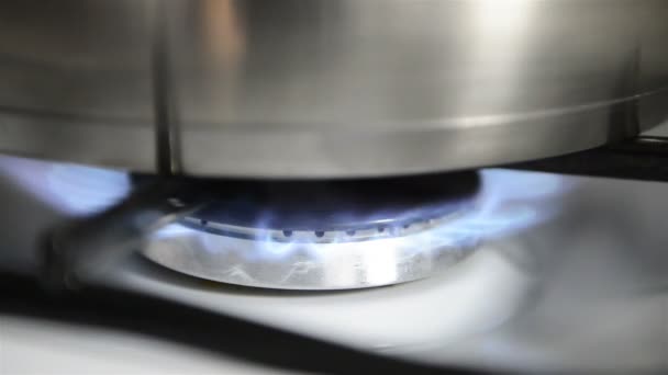 Sartén en una estufa de gas, cocinar una comida — Vídeo de stock