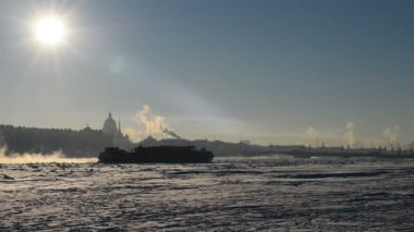 Buzkıran Neva nehir boyunca kışın St. Petersburg'da yüzen