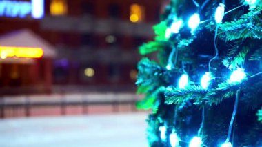 Noel ağacı bir kasabada sokak