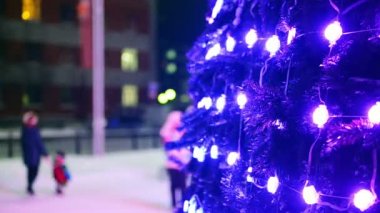 Noel ağacı bir kasabada sokak