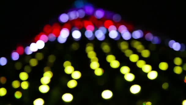 lumières de Noël lumineuses sur un sapin de Noël hors foyer 