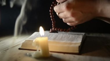 dua eden eller üzerinde bir kutsal kitap