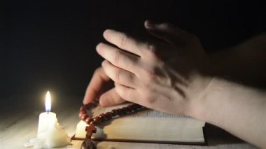 dua eden eller üzerinde bir kutsal kitap