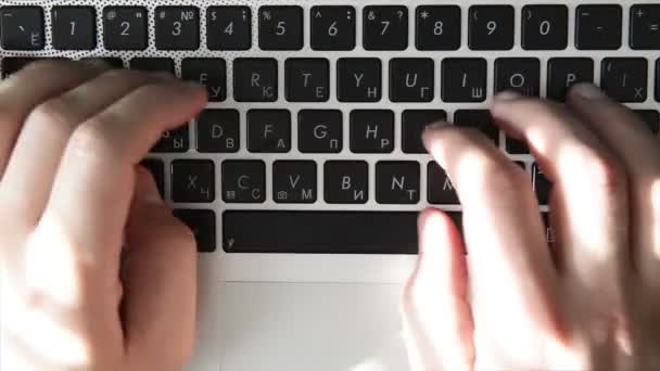 Escribir en un ordenador portátil — Vídeo de stock