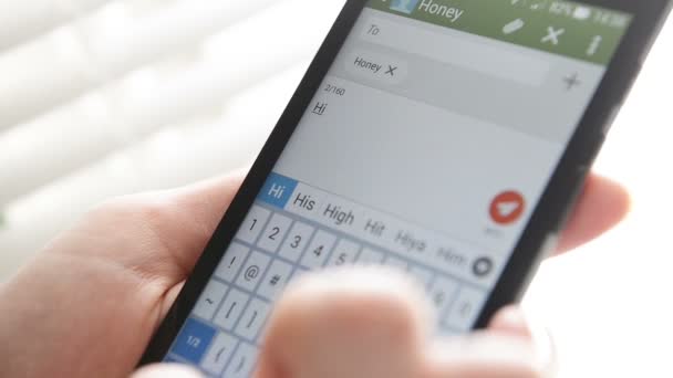 Escribir un mensaje de texto en el teléfono inteligente — Vídeo de stock