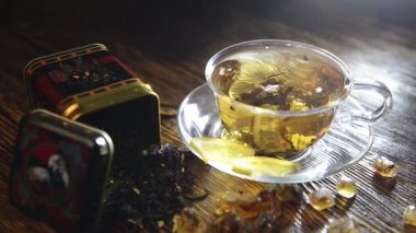 ahşap arka plan cam bardakta Çay demlemek