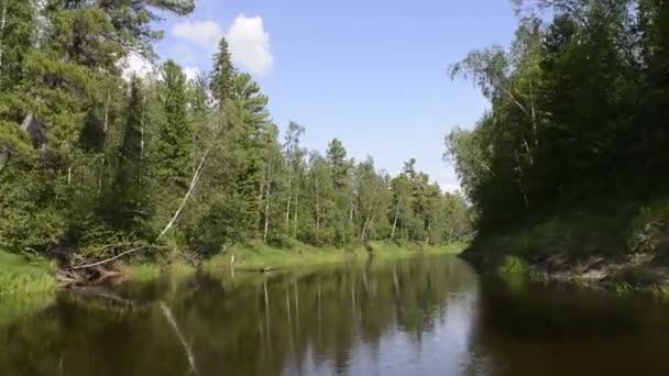 Камера пролетает над рекой дельта Пур, Россия, полуостров Ямал — стоковое видео