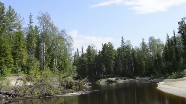 Câmera está voando sobre o rio delta Pur, Rússia, a Península de Yamal — Vídeo de Stock