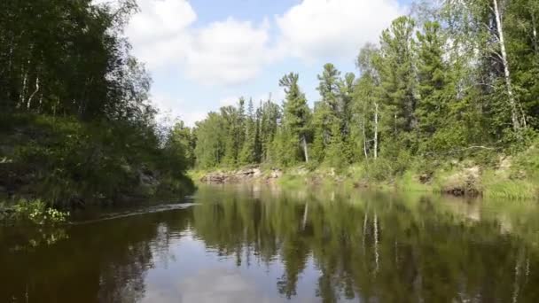 Camera is vliegen over de rivierdelta Pur, Rusland, het Jamal-schiereiland — Stockvideo