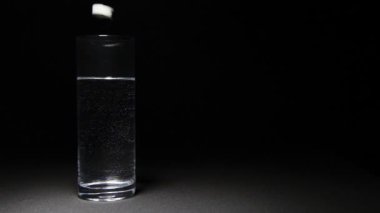 su ve bir hap ile cam