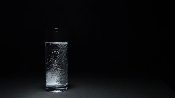 Glass with water and a pills — Stock Video