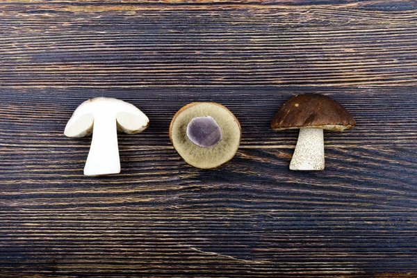Pilze auf einem hölzernen Hintergrund — Stockfoto