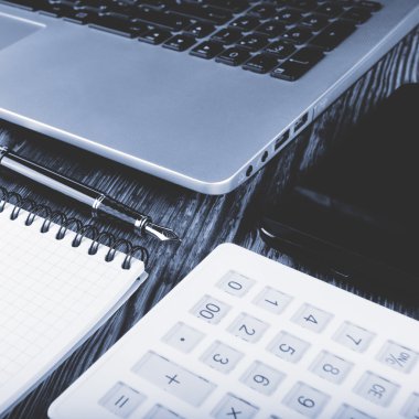 dizüstü bilgisayar, akıllı telefon, defter, kalem bir ahşap üzerine iş kavramı